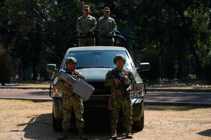 [멕시코시티=AP/뉴시스] 지난 2월 27일(현지시간) 멕시코 육군의 드론 테러 대응 부대원들이 멕시코시티에서 열린 미디어 브리핑에서 2026 FIFA 북중미 월드컵 기간에 사용할 장비와 전술을 선보이고 있다. 2026.03.29.