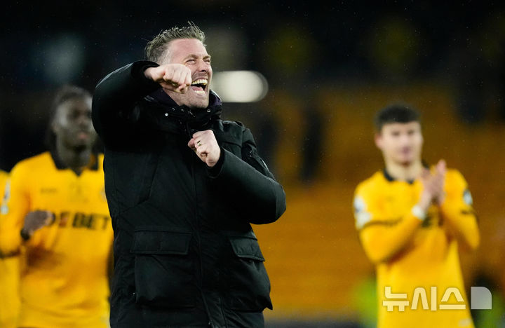 [울버햄튼=AP/뉴시스] 잉글랜드 프로축구 프리미어리그(EPL) 울버햄튼의 롭 에드워즈 감독. 2026.02.27.