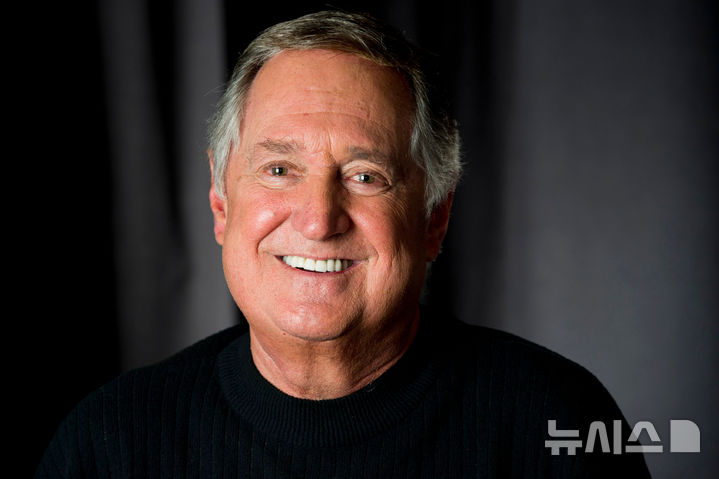 [AP/뉴시스]27일(현지시각) 뉴욕 자택에서 서거한 미국의 전설적 싱어송라이터 닐 세다카의 2012년 모습. 2026.2.28.