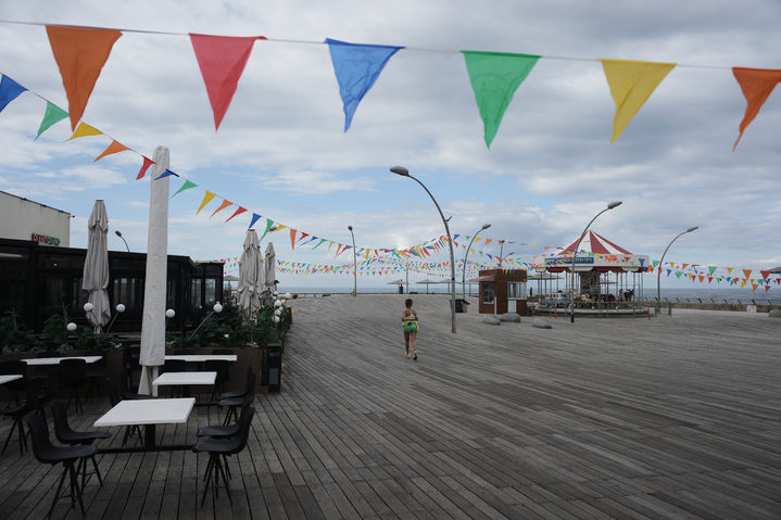 [텔아비브=AP/뉴시스] 28일(현지 시간) 이스라엘 텔아비브 항구에서 경보가 울린 뒤 한 여성이 텅 빈 보드워크를 달리고 있다. 이스라엘군이 이란을 상대로 예방적 미사일 공격을 감행했으며 이스라엘 전역에 비상사태를 선포했다. 도널드 트럼프 미국 대통령은 미국과 이스라엘의 합동 공격이 "이란 정권의 임박한 위협을 제거하고 미국 국민을 보호하기 위한 것”이라고 밝혔다. 2026.02.28.