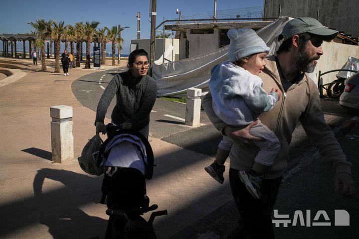 [하이파=AP/뉴시스] 정병혁 기자 = 미국이 이란에 대해 군사공격을 강행한 가운데 28일 이스라엘 북부 하이파에서 이스라엘의 공습 이후 경고 사이렌이 울리자 주민들이 대피소로 이동하고 있다. 2026.02.28. 
