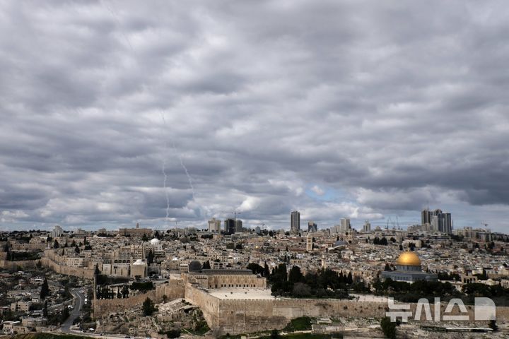[예루살렘=AP/뉴시스] 정병혁 기자 = 미국이 이란에 대해 군사공격을 강행한 가운데 28일 예루살렘 구시가지 상공에서 미사일 요격 흔적이 보이고 있다. 2026.02.28. 