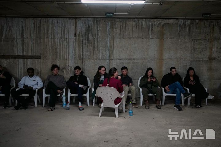 [텔아비브=AP/뉴시스] 정병혁 기자 = 미국이 이란에 대해 군사공격을 강행한 가운데 28일 이스라엘 텔아비브에서 사람들이 대피소에 앉아있다. 2026.02.28. 