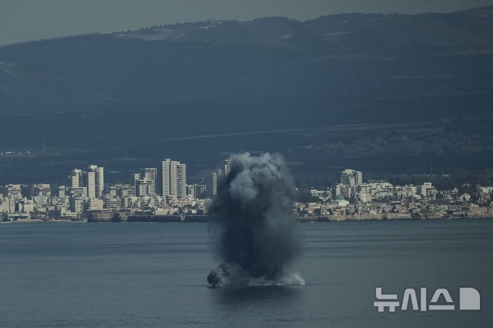 [하이파=AP/뉴시스] 정병혁 기자 = 미국이 이란에 대해 군사공격을 강행한 가운데 28일 이스라엘 북부 하이파 만에서 발사체가 수면 위에서 폭발하고 있다. 2026.02.28. 