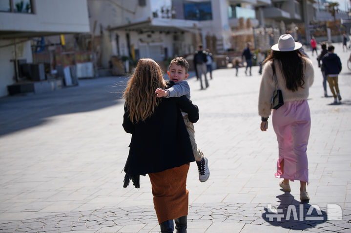 [텔아비브=AP/뉴시스] 정병혁 기자 = 이란이 이스라엘 수도 텔아비브에 탄도미사일을 발사해 40대 여성 1명이 사망하고, 22명이 부상당한 것으로 보도됐다. 사진은 미국이 이란에 대해 군사공격을 강행한 가운데 28일 이스라엘 텔아비브에서 미사일이 이스라엘을 향해 발사된 뒤 경고 사이렌이 울리자 사람들이 대피하는 모습. 2026.02.28. 