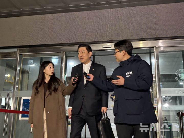 [서울=뉴시스]신유림 기자=본인과 가족을 둘러싼 각종 비위 의혹을 받고 있는 김병기 무소속 의원이 28일 오전 12시20분께 서울 마포구 공공범죄수사대에서 열린 2차 피의자 조사를 마친 뒤 귀가하고 있다. 2026.02.28. spicy@newsis.com