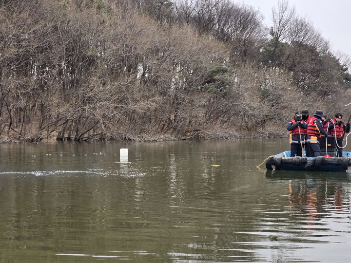 [아산=뉴시스] 119 구조대가 실종자를 수색하고 있는 모습.(사잔=아산소방서 제공) *재판매 및 DB 금지
