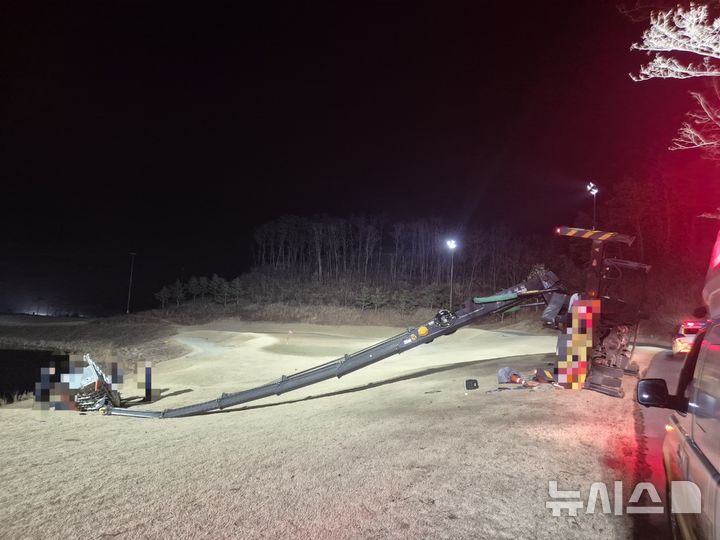 [울진=뉴시스] 이은희 기자=경북 울진군 매화면 오산리 골프장 고공 작업차 추락 사고 현장. (사진= 경북소방본부 제공) 2026.2.28. photo@newsis.com 