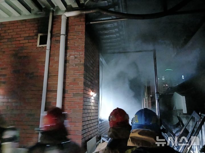 [의성=뉴시스] 경북 의성군 의성읍 후죽리 단독주택 화재 현장. (사진=경북소방본부 제공) 2026.2.28. photo@newsis.com