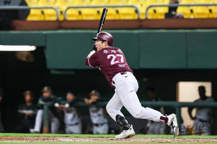 [서울=뉴시스] 프로야구 키움 히어로즈 추재현이 27일 대만 가오슝 등청호 야구장에서 열린 대만 프로야구 타이강 호크스와의 연습경기 2차전에서 안타를 치고 있다. (사진=키움 히어로즈 제공) 2026.02.28. *재판매 및 DB 금지