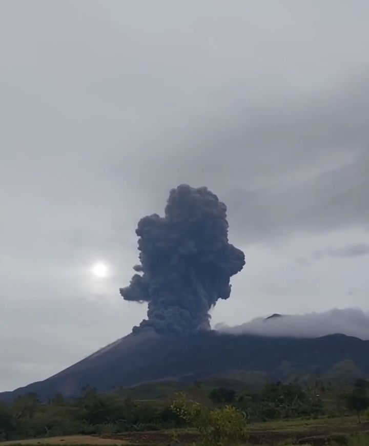 필리핀 칸라온 화산 또 폭발…화산재 2.5㎞ 치솟았다
