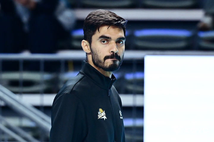 [서울=뉴시스] 프로배구 KB손해보험의 아밋이 28일 서울 장충체육관에서 열리는 진에어 2025~2026 V-리그 남자부 우리카드와의 경기에 앞서 몸을 풀고 있다. (사진=KOVO 제공) 2026.02.28. *재판매 및 DB 금지