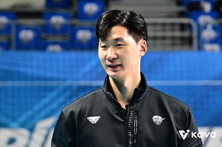 [서울=뉴시스] 프로배구 우리카드의 박철우 감독대행이 28일 서울 장충체육관에서 열리는 진에어 2025~2026 V-리그 남자부 우리카드와의 경기에 앞서 선수들을 지켜보고 있다. (사진=KOVO 제공) 2026.02.28. *재판매 및 DB 금지