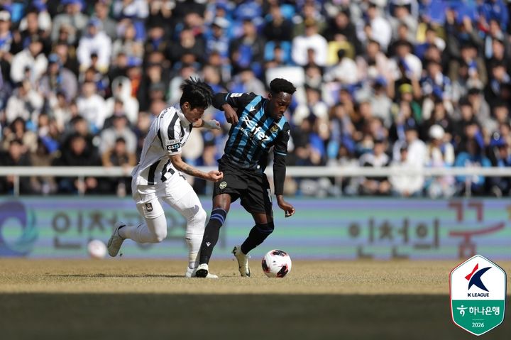 [서울=뉴시스] 프로축구 K리그1 FC서울의 최준과 인천유나이티드의 제르소. (사진=한국프로축구연맹 제공) 2026.02.28. photo@newsis.com *재판매 및 DB 금지