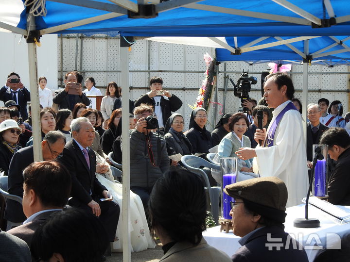 [서귀포=뉴시스] 김수환 기자 = 28일 오후 중문성당 '치유와 평화의 기념 성당' 신축 기공식 현장에서 황창연 신부가 인사말을 전하고 있다. 황 신부는 2022년 중문성당에 8억원을 기부하면서 제주와 인연을 맺었고, 지난해 21억원 상당의 현물(청국장) 기부와 함께 현금 10억원 기부를 약정했다. 2026.02.28. notedsh@newsis.com