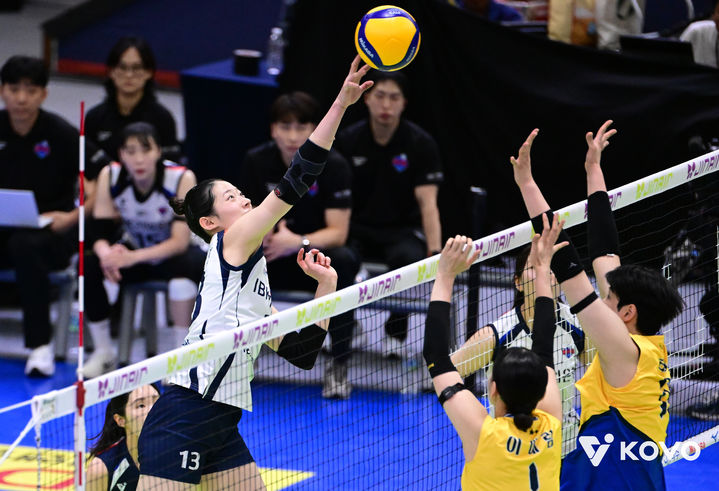 [서울=뉴시스] 프로배구 IBK기업은행 최정민(왼쪽)이 28일 수원체육관에서 열린 진에어 2025~2026 V-리그 여자부 현대건설과의 경기에서 공격을 시도하고 있다. (사진=KOVO 제공) 2026.02.28.