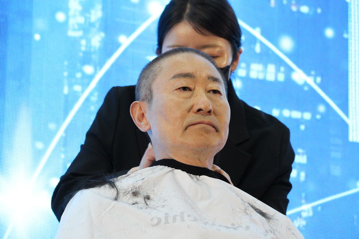 [천안=뉴시스] 최영민 기자=박범계 더불어민주당 국회의원이 28일 국립공주대학교 천안공과대학에서 열린 자신의 저서 출판기념회에서 대전충남 통합에 대한 결기를 드러내고자 삭발을 단행했다. 2026.02.28 ymchoi@newsis.com *재판매 및 DB 금지