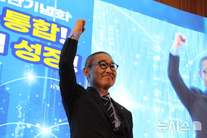 [천안=뉴시스] 최영민 기자=박범계 국회의원(대전서구을)이 28일 충남 천안시 국립공주대학교 천안공과대학 체육관에서 열린 자신의 저서 출판기념회에서 전격적으로 삭발을 진행한 후 대전충남 통합에 대한 의지를 드러내고 있다. 2026.02.28 ymchoi@newsis.com