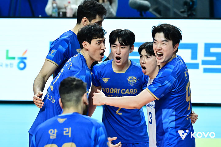[서울=뉴시스] 프로배구 우리카드 선수들이 28일 서울 장충체육관에서 열린 진에어 2025~2026 V-리그 남자부 KB손해보험과의 경기에서 득점을 올린 뒤 기뻐하고 있다. (사진=KOVO 제공) 2026.02.28.
