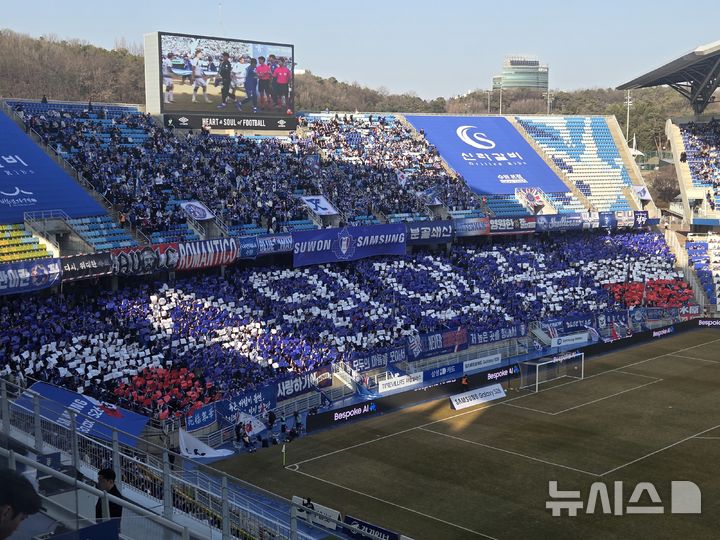 [수원=뉴시스] 하근수 기자= 프로축구 K리그2 수원 삼성 서포터즈 '프렌테 트리콜로'의 카드 섹션. 2026.02.28. hatriker22@newsis.com