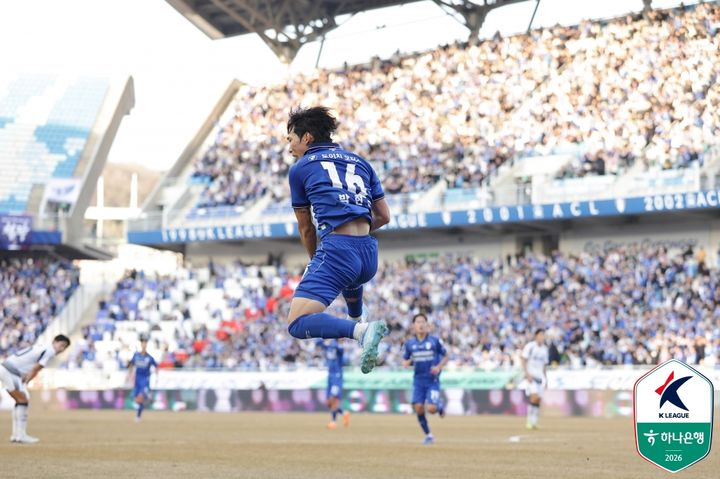 [서울=뉴시스] 프로축구 K리그2 수원 삼성의 박현빈. (사진=한국프로축구연맹 제공)