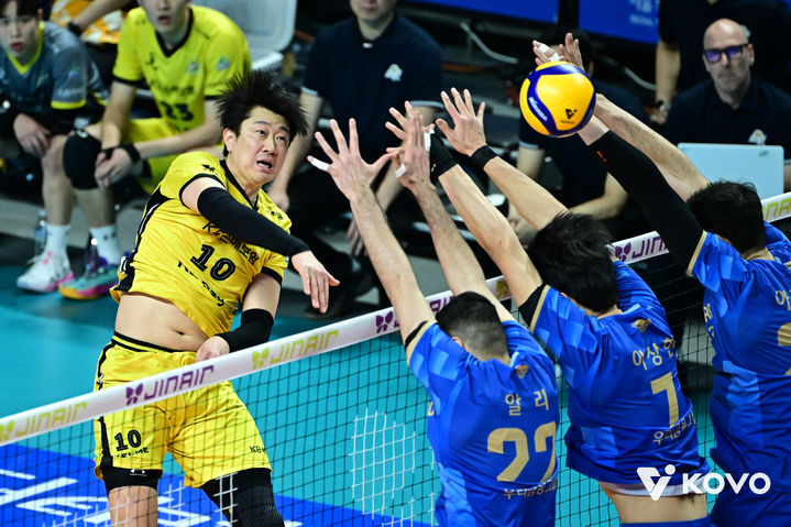 [서울=뉴시스] 프로배구 KB손해보험 나경복이 28일 서울 장충체육관에서 열린 진에어 2025~2026 V-리그 남자부 우리카드와의 경기에서 공격을 시도하고 있다. (사진=KOVO 제공) 2026.02.28. *재판매 및 DB 금지