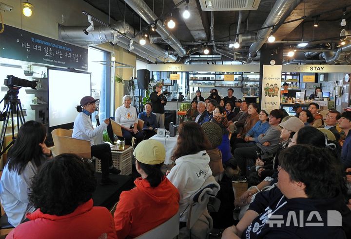 [서귀포=뉴시스] 김수환 기자 = 28일 오후 서귀포시 서귀동 제주올레여행자센터에서 서명숙 제주올레 이사장과 잔느 캐서린 헤니가 청중에게 20년 전 산티아고 순례길에서의 인연을 소개하고 있다. 2026.02.28. notedsh@newsis.com