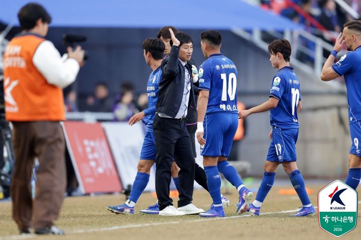 [서울=뉴시스] 프로축구 K리그2 수원 삼성의 이정효 감독. (사진=한국프로축구연맹 제공)