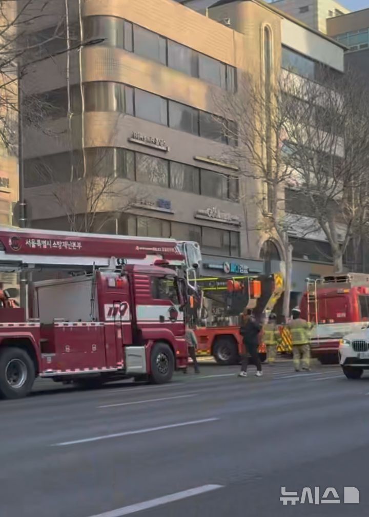 [서울=뉴시스] 28일 오후 서울 서초구 서초역 인근 건물에서 화재가 발생해 소방차량이 출동해 진화 작업을 벌이고 있다. (사진=독자 제공) 2026.02.28. photo@newsis.com 