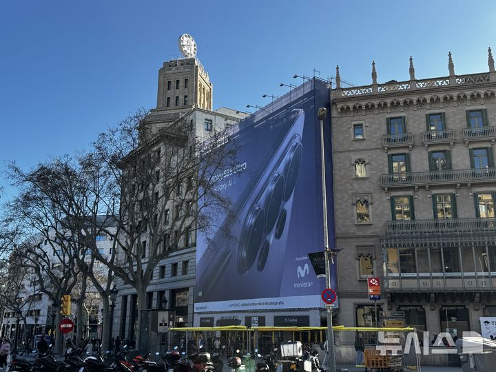 [바르셀로나(스페인)=뉴시스] 심지혜 기자 = 삼성전자가 세계 최대 이동통신 박람회가 열리는 스페인 바르셀로나에서 최근 발표한 갤럭시S26 시리즈를 선보인다. 사진은 바르셀로나 카탈루냐 광장에 내건 광고판. 