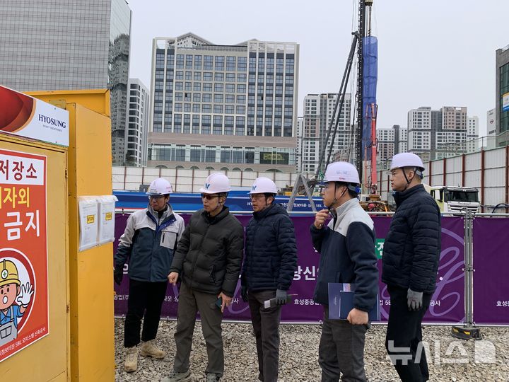 [과천=뉴시스] 과천시가 오는 9일까지 해빙기 대형 공사장 안전 점검을 한다. (사진=과천시 제공).과천시가 오는 9일까지 해빙기 대형 공사장 안전 점검을 한다. (사진=과천시 제공).