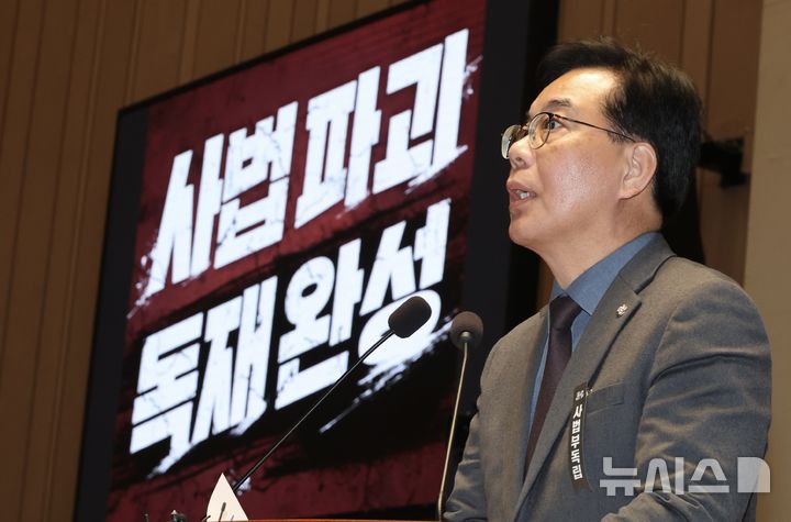 [서울=뉴시스] 조성봉 기자 = 송언석 국민의힘 원내대표가 28일 오후 서울 여의도 국회애서 열린 의원총회에서 규탄 발언을 하고 있다.2026.02.28. suncho21@newsis.com