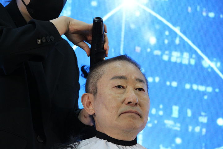 [천안=뉴시스] 최영민 기자=더불어민주당 박범계 국회의원(대전서구을)이 28일 충남 천안시 국립공주대학교 천안공과대학교에서 가진 자신의 출판기념회 도중 충남대전 행정통합의 필요성을 역설하며 삭발을 진행했다. 2026.02.28 ymchoi@newsis.com *재판매 및 DB 금지