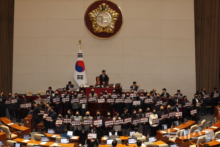 [서울=뉴시스] 조성봉 기자 = 28일 오후 서울 여의도 국회 본회의에서 '대법관 증원'을 핵심으로 하는 법원조직법 일부개정법률안에 대한 무제한토론(필리버스터) 종결 투표가 시작되자 국민의힘 의원들이 단상을 점거하고 침묵시위를 하고 있다. 2026.02.28. suncho21@newsis.com