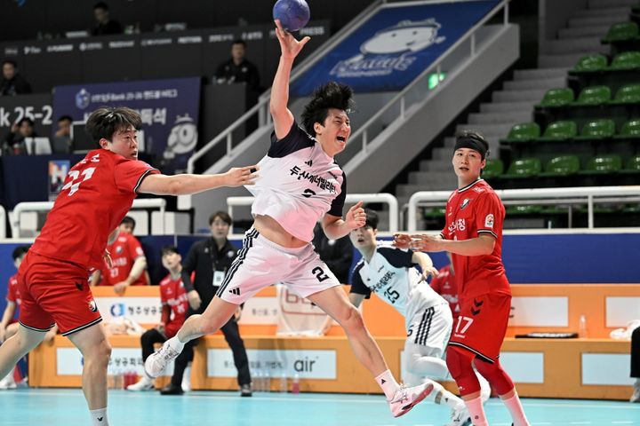 [서울=뉴시스] 핸드볼 두산의 정의경. (사진=한국핸드볼연맹 제공) *재판매 및 DB 금지