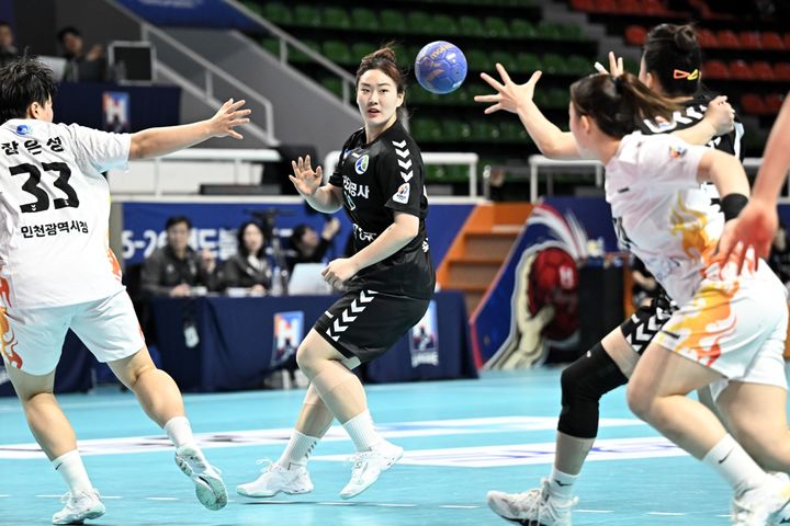 [서울=뉴시스] 여자 핸드볼 광주도시공사의 김지현. (사진=한국핸드볼연맹 제공) *재판매 및 DB 금지