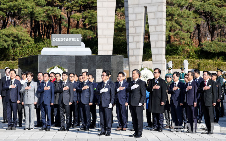 [대구=뉴시스] 이무열 기자 = 김민석 국무총리가 제66주년 2·28민주운동 기념일인 28일 대구 달서구 2.28민주운동기념탑에서 참배한 뒤 국기에 대한 경례를 하고 있다. 2026.02.28. lmy@newsis.com