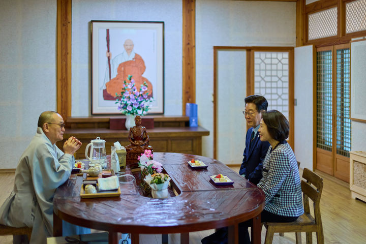 [서울=뉴시스] 최동준 기자 = 청와대는 27일 이재명 대통령과 김혜경 여사가 전북 완주군 송광사를 방문해 주지 스님과 환담하는 모습을 28일 SNS에 공개했다. (사진=이재명 대통령 SNS) 2026.02.28. photo@newsis.com *재판매 및 DB 금지