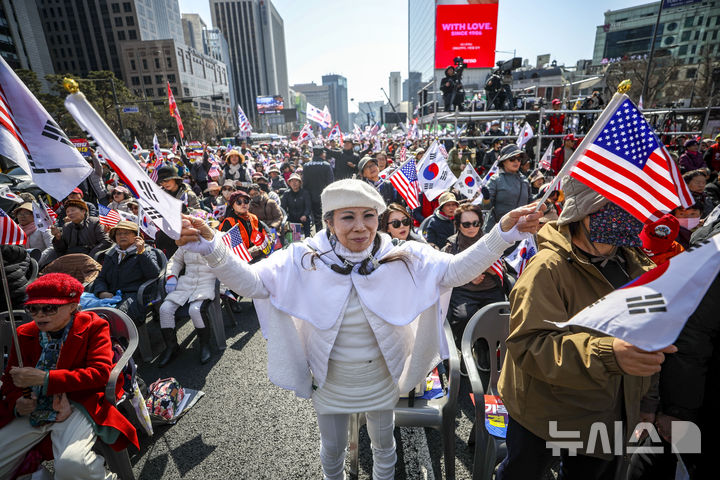 [서울=뉴시스] 정병혁 기자 = 28일 서울 종로구 세종대로에서 열린 자유통일을 위한 광화문 국민대회에서 참가자들이 태극기와 성조기를 들고 있다. 2026.02.28. jhope@newsis.com