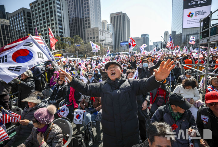 [서울=뉴시스] 정병혁 기자 = 28일 서울 종로구 세종대로에서 열린 자유통일을 위한 광화문 국민대회에서 참가자들이 태극기와 성조기를 들고 있다. 2026.02.28. jhope@newsis.com