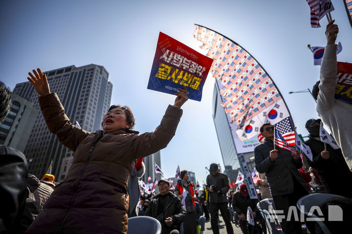 [서울=뉴시스] 정병혁 기자 = 28일 서울 종로구 세종대로에서 열린 자유통일을 위한 광화문 국민대회에서 참가자들이 태극기와 성조기를 들고 있다. 2026.02.28. jhope@newsis.com