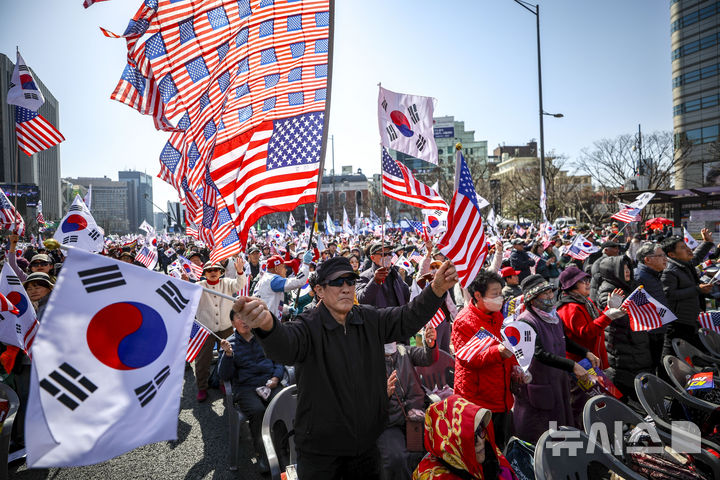 [서울=뉴시스] 정병혁 기자 = 28일 서울 종로구 세종대로에서 열린 자유통일을 위한 광화문 국민대회에서 참가자들이 태극기와 성조기를 들고 있다. 2026.02.28. jhope@newsis.com