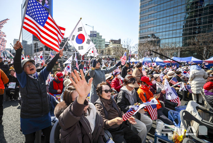 [서울=뉴시스] 정병혁 기자 = 28일 서울 종로구 세종대로에서 열린 자유통일을 위한 광화문 국민대회에서 참가자들이 태극기와 성조기를 들고 있다. 2026.02.28. jhope@newsis.com