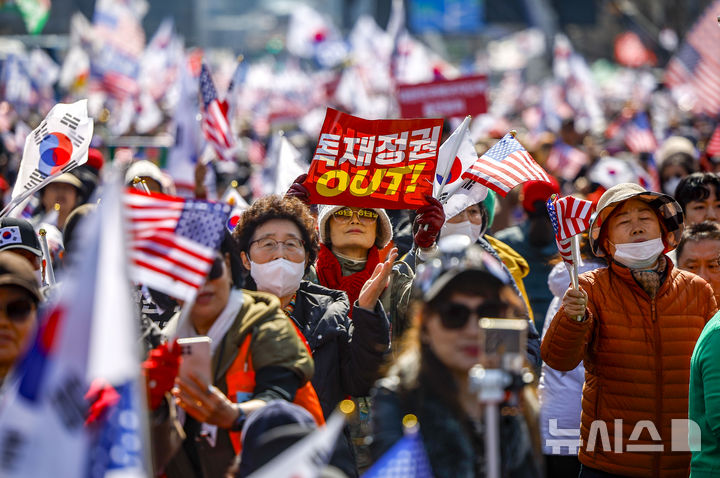 [서울=뉴시스] 정병혁 기자 = 28일 서울 종로구 세종대로에서 열린 자유통일을 위한 광화문 국민대회에서 참가자들이 태극기와 성조기를 들고 있다. 2026.02.28. jhope@newsis.com