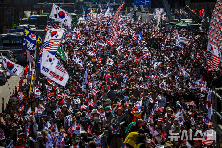 [서울=뉴시스] 정병혁 기자 = 28일 서울 종로구 세종대로에서 열린 자유통일을 위한 광화문 국민대회에서 참가자들이 태극기와 성조기를 들고 있다. 2026.02.28. jhope@newsis.com