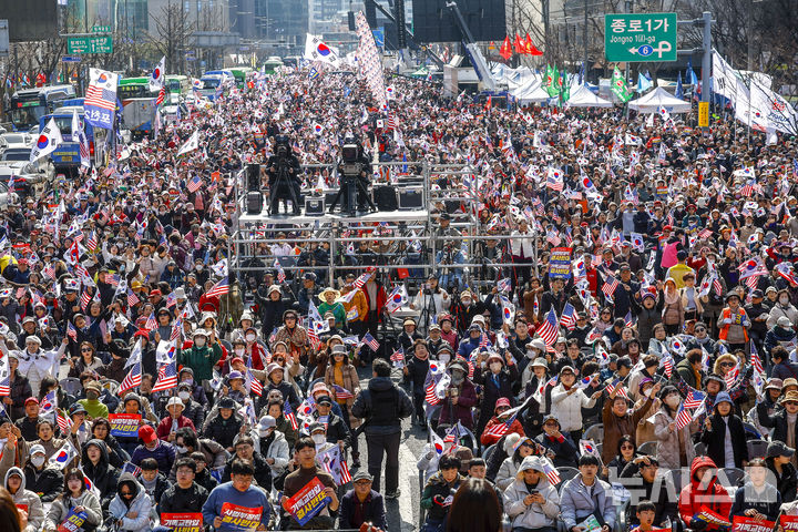 [서울=뉴시스] 정병혁 기자 = 28일 서울 종로구 세종대로에서 열린 자유통일을 위한 광화문 국민대회에서 참가자들이 태극기와 성조기를 들고 있다. 2026.02.28. jhope@newsis.com