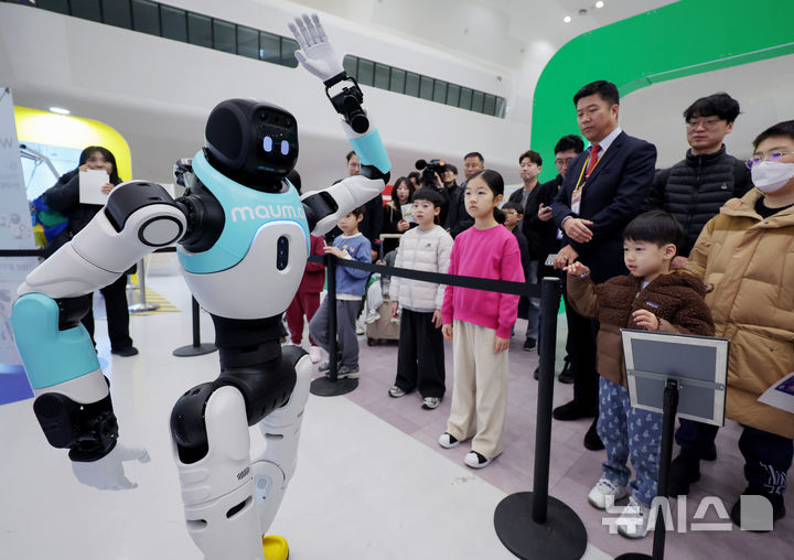 [서울=뉴시스] 김진아 기자 = 28일 서울 중구 동대문디자인플라자(DDP) 아트홀에서 열린 '서울AI페스티벌 2026'에서 아이들이 국내 최초로 일반에 공개되는 완전 자율형 민첩 로봇 '우치봇'이 춤을 추는 모습을 지켜보고 있다. 이번 행사 주제는 '인공지능(A)이 내게 말을 걸었다 - 몸으로 느끼는 일상 속 Physical AI'다. 인공 지능이 소프트웨어를 넘어 로봇·디바이스·웨어러블 등 실체를 가진 '피지컬 AI(Physical AI)' 기술로 구현되는 모습을 직접 체험할 수 있다. 2026.02.28. bluesoda@newsis.com