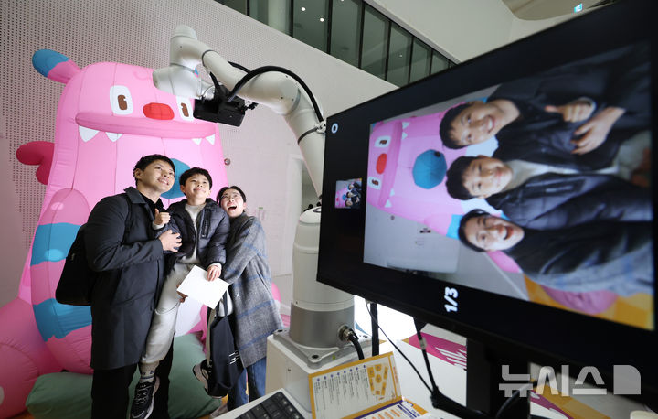 [서울=뉴시스] 김진아 기자 = 28일 서울 중구 동대문디자인플라자(DDP) 아트홀에서 열린 '서울AI페스티벌 2026'에서 한 가족이 AI로봇이 사진을 찍어주는 체험을 하고 있다. 이번 행사 주제는 '인공지능(A)이 내게 말을 걸었다 - 몸으로 느끼는 일상 속 Physical AI'다. 인공 지능이 소프트웨어를 넘어 로봇·디바이스·웨어러블 등 실체를 가진 '피지컬 AI(Physical AI)' 기술로 구현되는 모습을 직접 체험할 수 있다. 2026.02.28. bluesoda@newsis.com