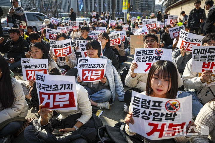 [서울=뉴시스] 정병혁 기자 = 28일 서울 종로구 동십자각 앞에서 열린 '한미전쟁연습 중단! 트럼프 통상압박 안보위협 거부! 시민행진'에서 참가자들이 피켓을 들고 있다. 2026.02.28. jhope@newsis.com