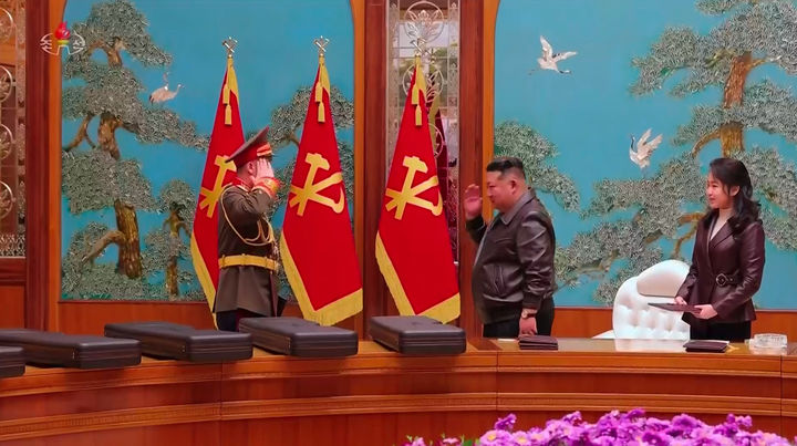 [서울=뉴시스] 김정은 북한 국무위원장이 지난 27일 당중앙위원회 본부에서 주요 지도간부들과 군사지휘관들을 만나 신형저격수보총을 선물했다고 북한 조선중앙TV가 28일 보도했다.이날 북한은 김 위원장의 딸 김주애가 소총을 조준 사격하는 단독 사진도 이례적으로 공개했다. (사진=조선중앙TV 캡처) 2024.02.28. photo@newsis.com *재판매 및 DB 금지